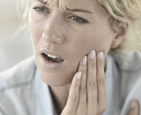 La plaque dentaire s'accumule en plus grande quantité chez les fumeurs